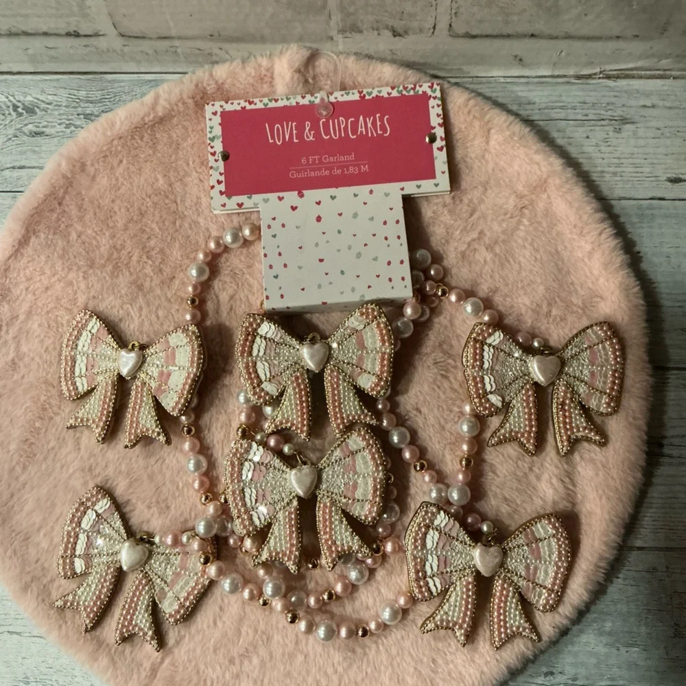 LOVE AND CUPCAKES Beaded Bow Garland Decor